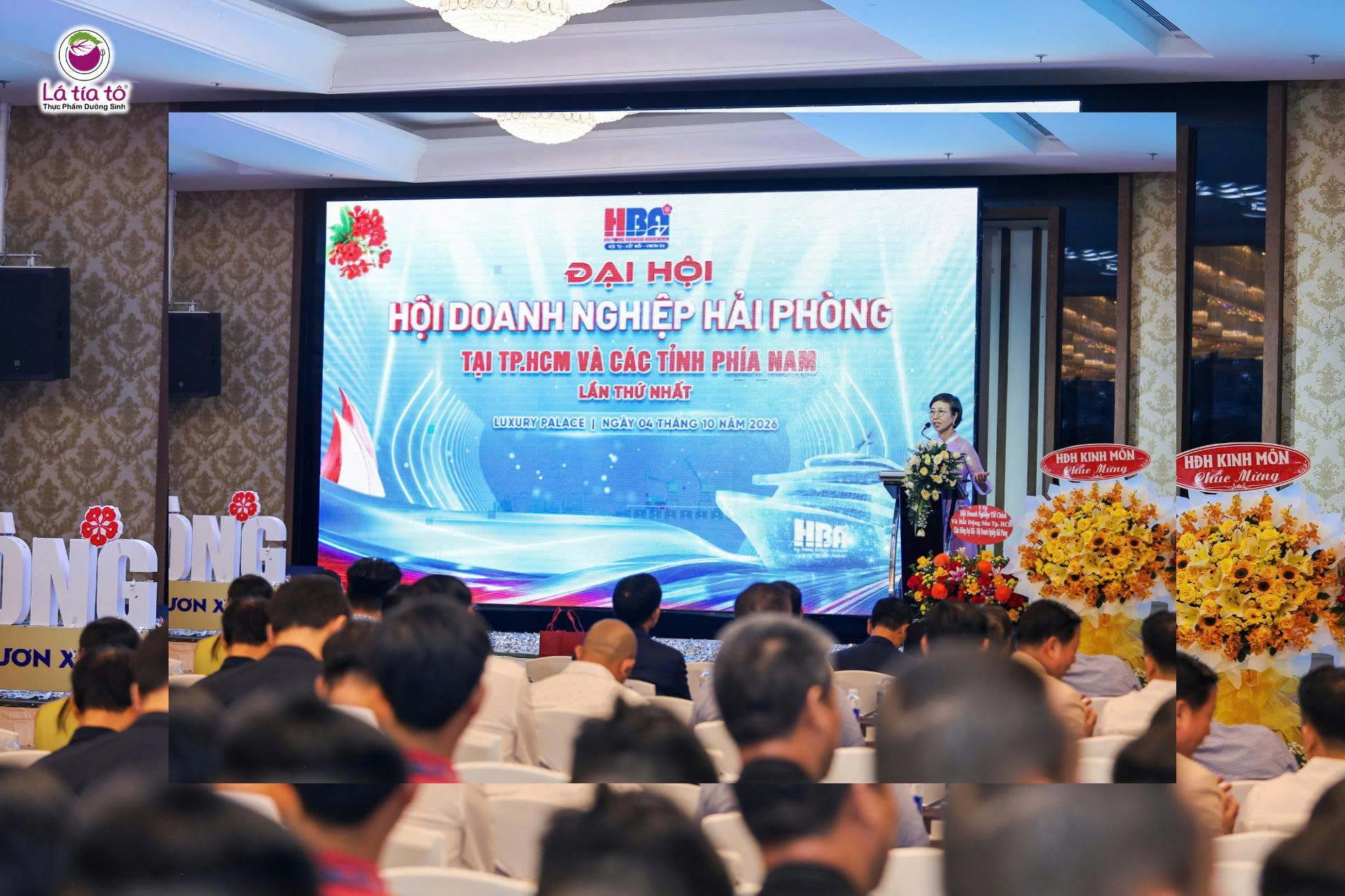 Khoảnh khắc cô Lê Thị Ngân xúc động khi phát biển chia sẻ về tâm nguyện tại sự kiện.