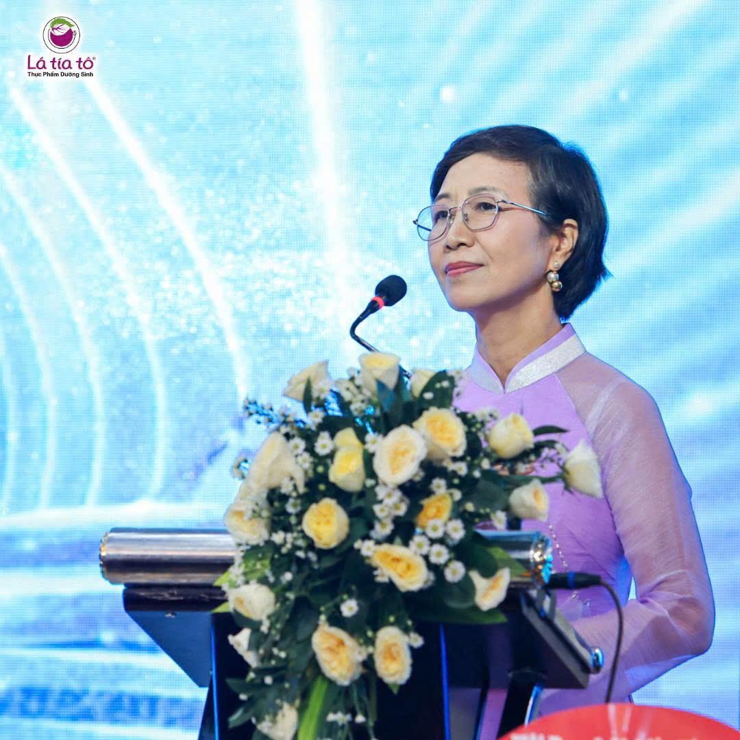 Cô Lê Thị Ngân, Nhà sáng lập của Lá Tía Tô, đã đại diện Hội Doanh nhân Hải Phòng phát biểu tại sự kiện.