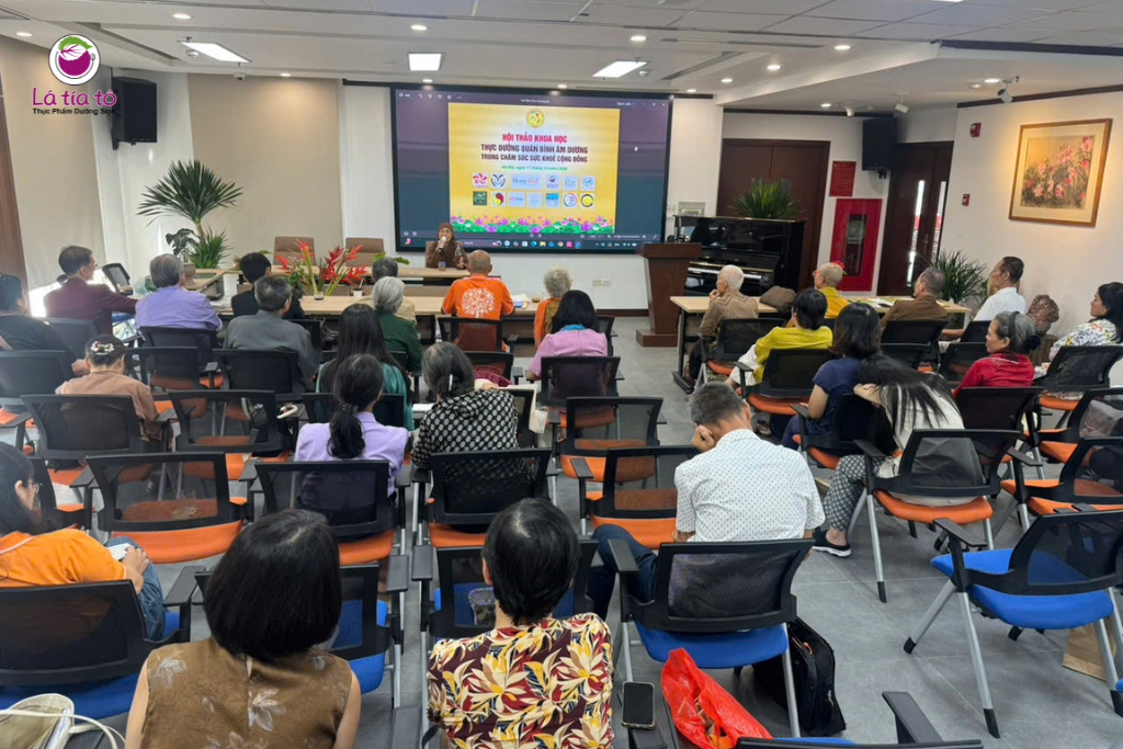 Đông đảo đại biểu, nhà khoa học, chuyên gia, tăng ni, phật tử và người yêu thích thực dưỡng tham gia chương trình.