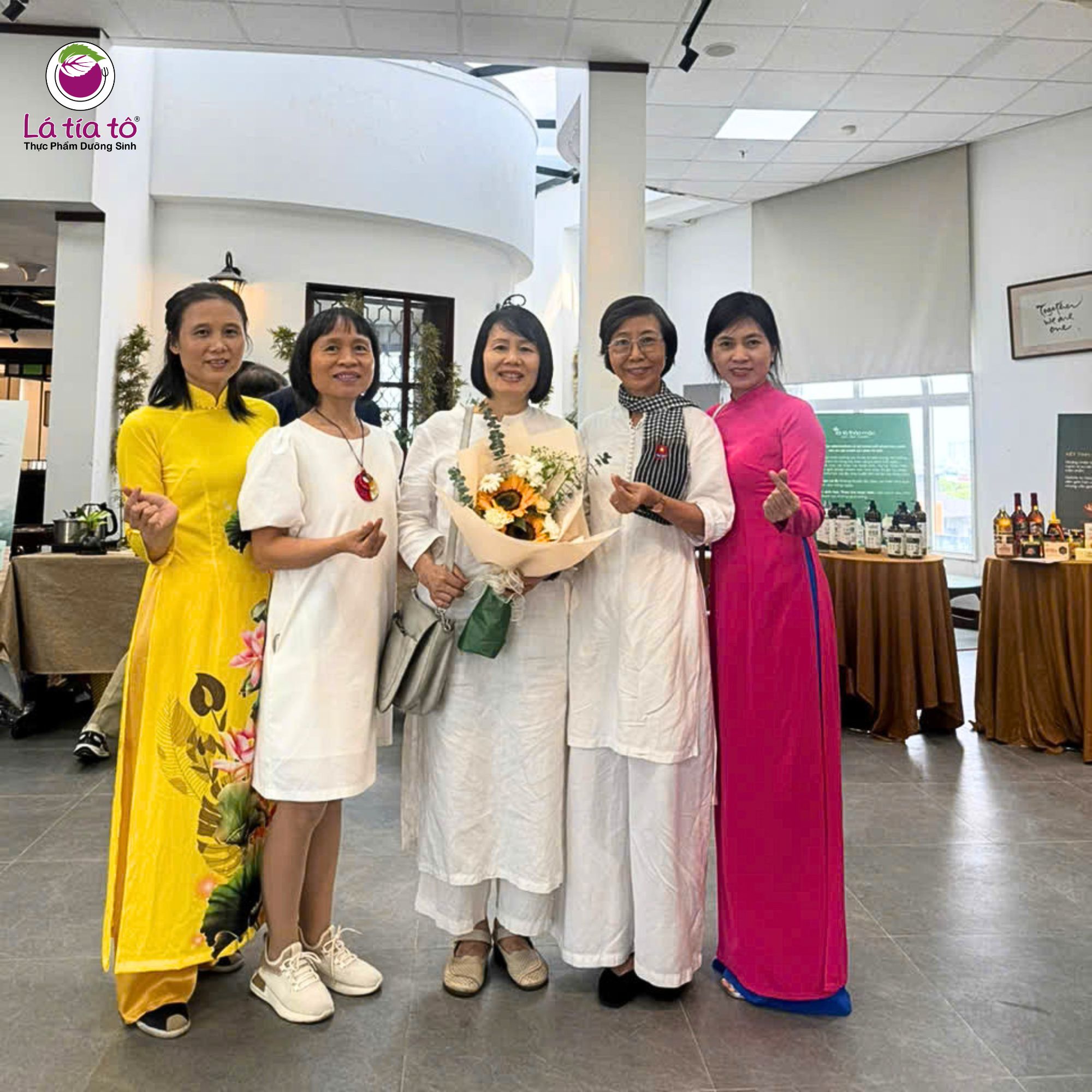 Cô Lê Thị Ngân chụp ảnh kỷ niệm cùng các khách mời tại hội thảo khoa học.