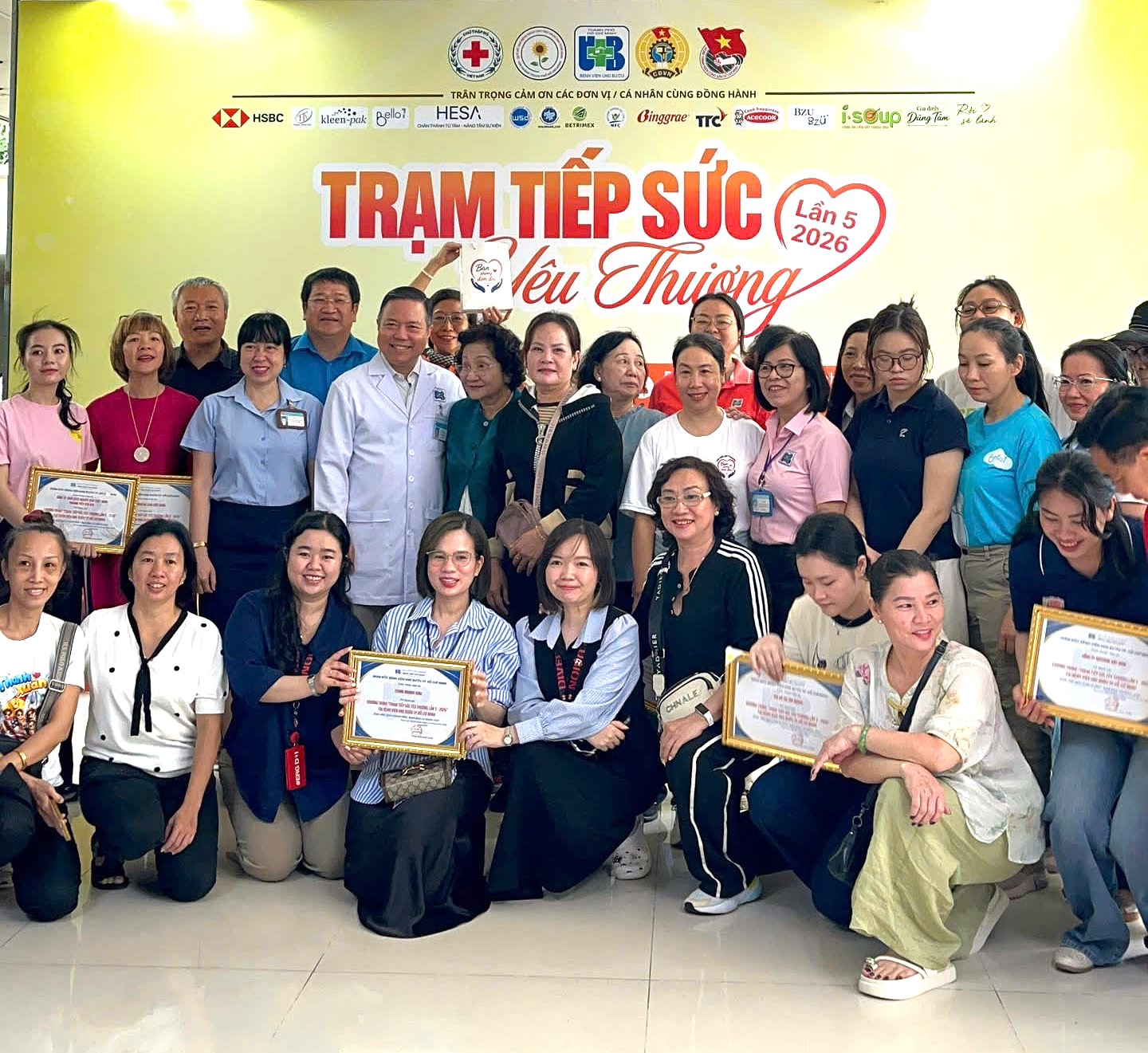 Trạm tiếp sức yêu thương lần 5 được tổ chức tại sảnh bệnh viện Ung bướu cơ sở 2 TP.HCM.