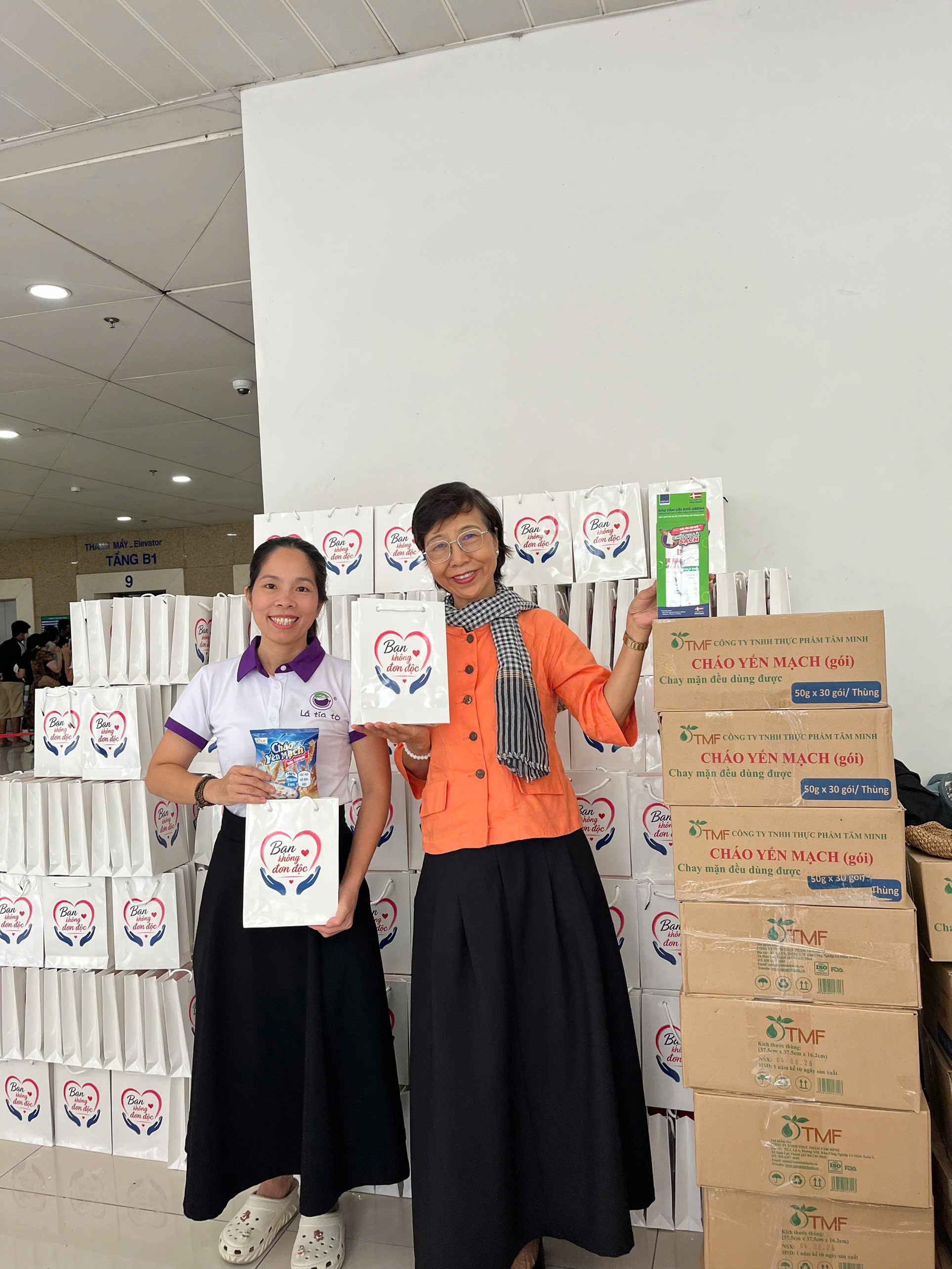 Chị Phạm Thị Dung - CEO Lá Tía Tô (bên trái) cùng cô Lê Thị Ngân với thông điệp "Bạn không đơn độc".