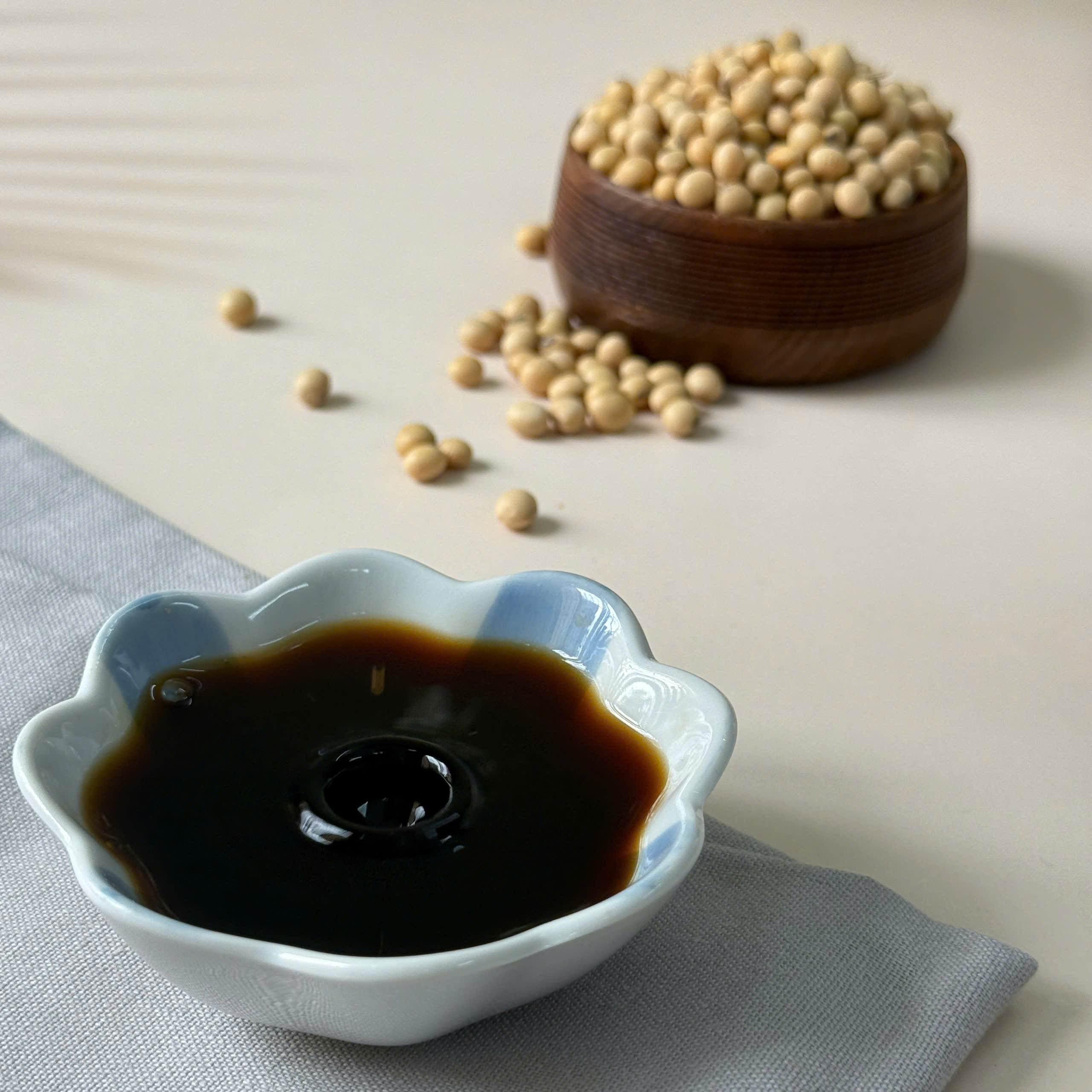 Nước tương tamari được làm từ đỗ tương không biến đổi gen, gạo nếp lứt và muối.