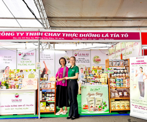 Cô Ngân (trái) nhà sáng lập Chay Thực Dưỡng Lá Tía Tô chụp kỷ niệm tại gian hàng