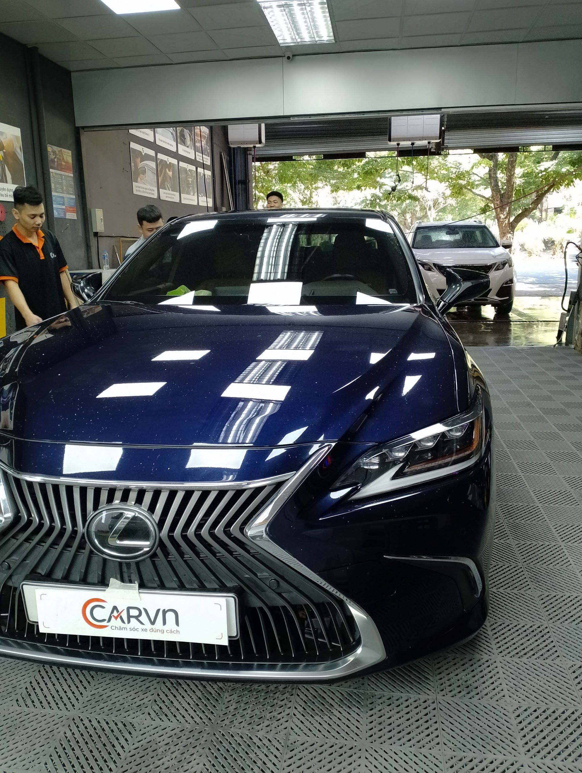 Cách tẩy bụi sơn trên xe, chăm sóc xe Long Biên, Hà Nội