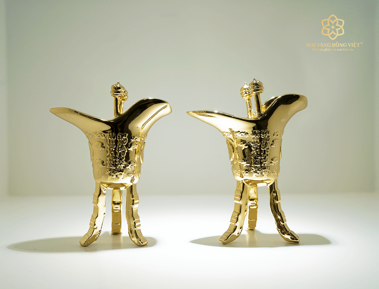 Ly rượu Vua mạ vàng 24K - Sự Lựa Chọn Hoàn Hảo cho Trang Trí và Thờ Cúng