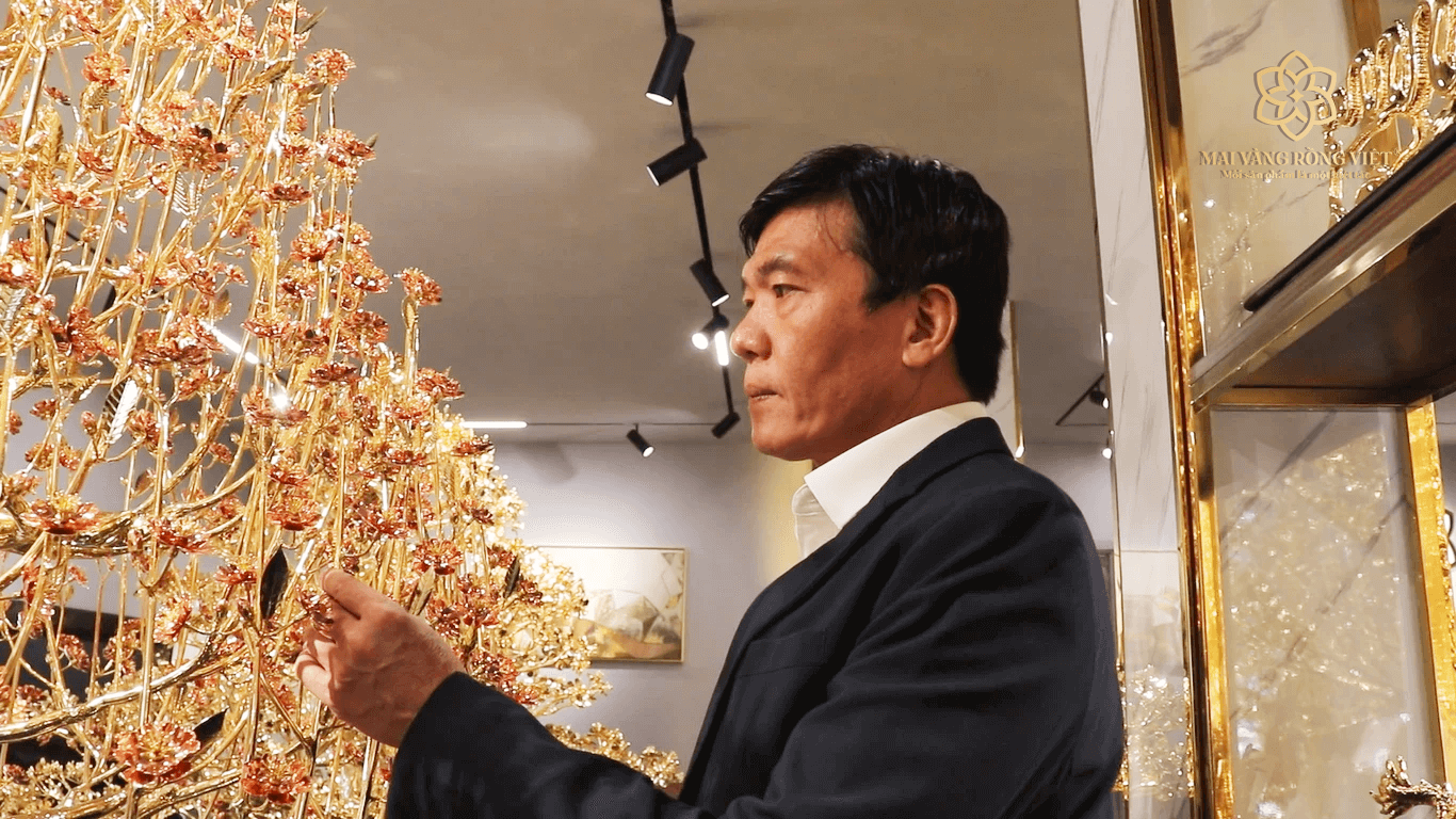 Cây hoa đào cao 2 mét, mạ 12 lượng vàng gây sốt: Choáng vì thời gian thi công