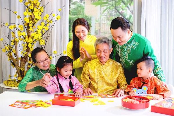 TOP 10+ Gợi Ý Tặng Quà Tết Cho Bố Mẹ Ý Nghĩa Nhất 2025