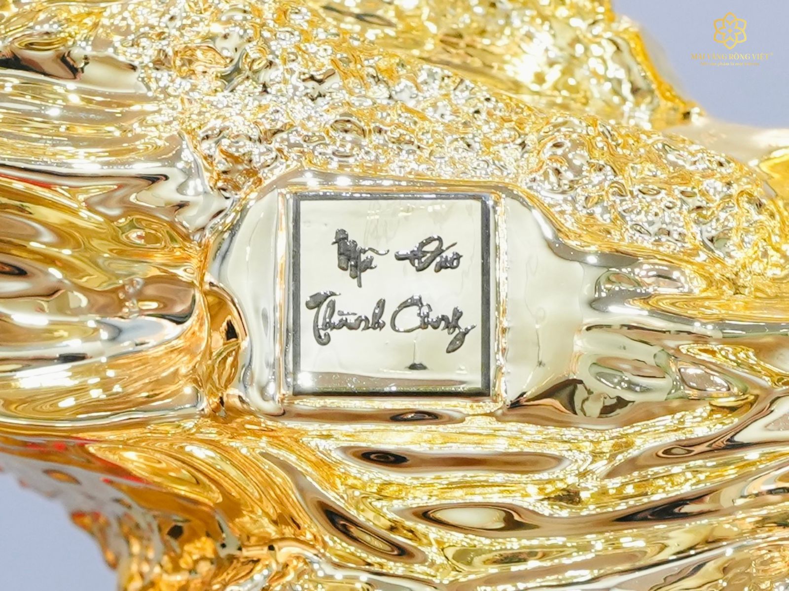 Dòng chữ Mã Đáo Thành Công trên tượng Bát Mã Truy Phong