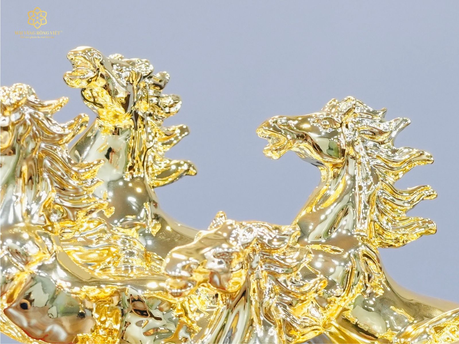 Hình ảnh chú ngựa quay đầu thể hiện tinh thần nhân văn, gắn kết và lòng biết ơn