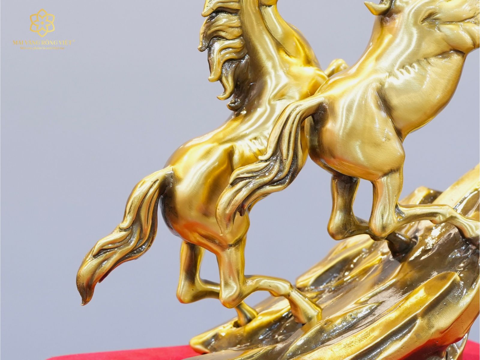 Bờm và đuôi của tượng song mã thịnh vượng bằng đồng cao 20cm