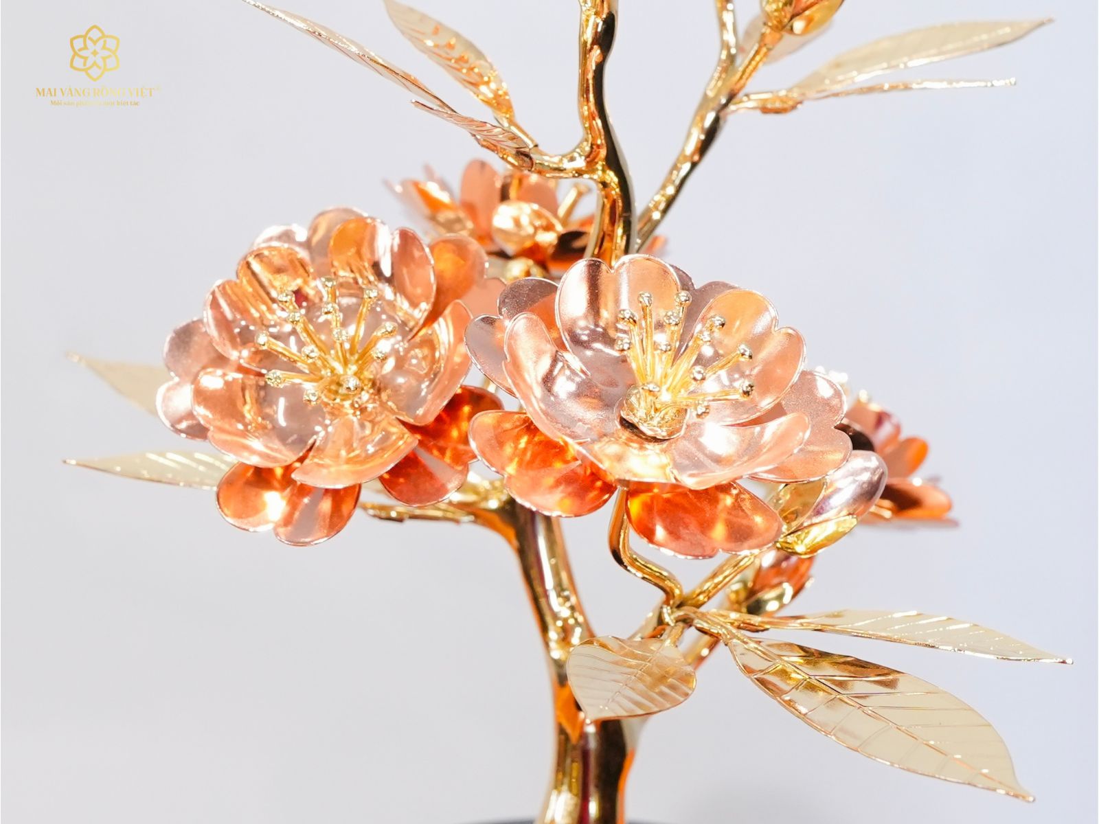 Bông hoa đào, lá và nụ của cành đào mạ vàng 24K