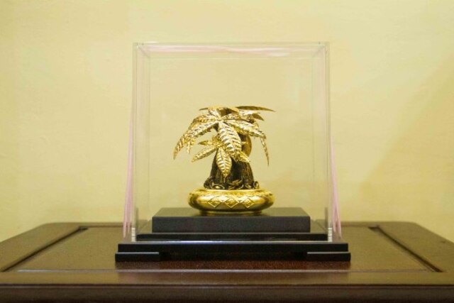 Kích thước của chậu cây bonsai dát vàng vừa phải, phù hợp để trưng bày ở nhiều vị trí