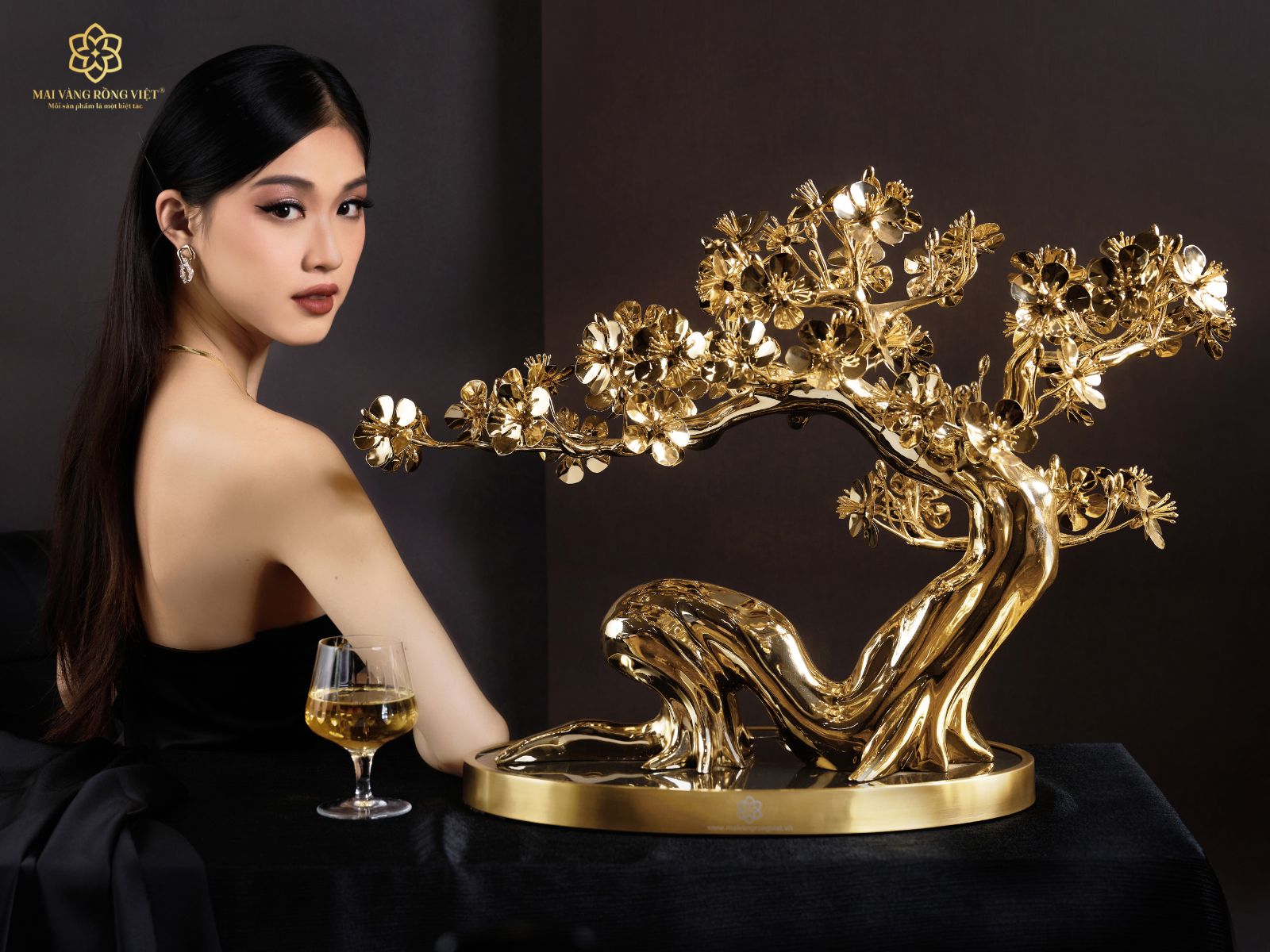 Dáng Kỳ Lân của cây mai Kỳ Lân mạ vàng 24K