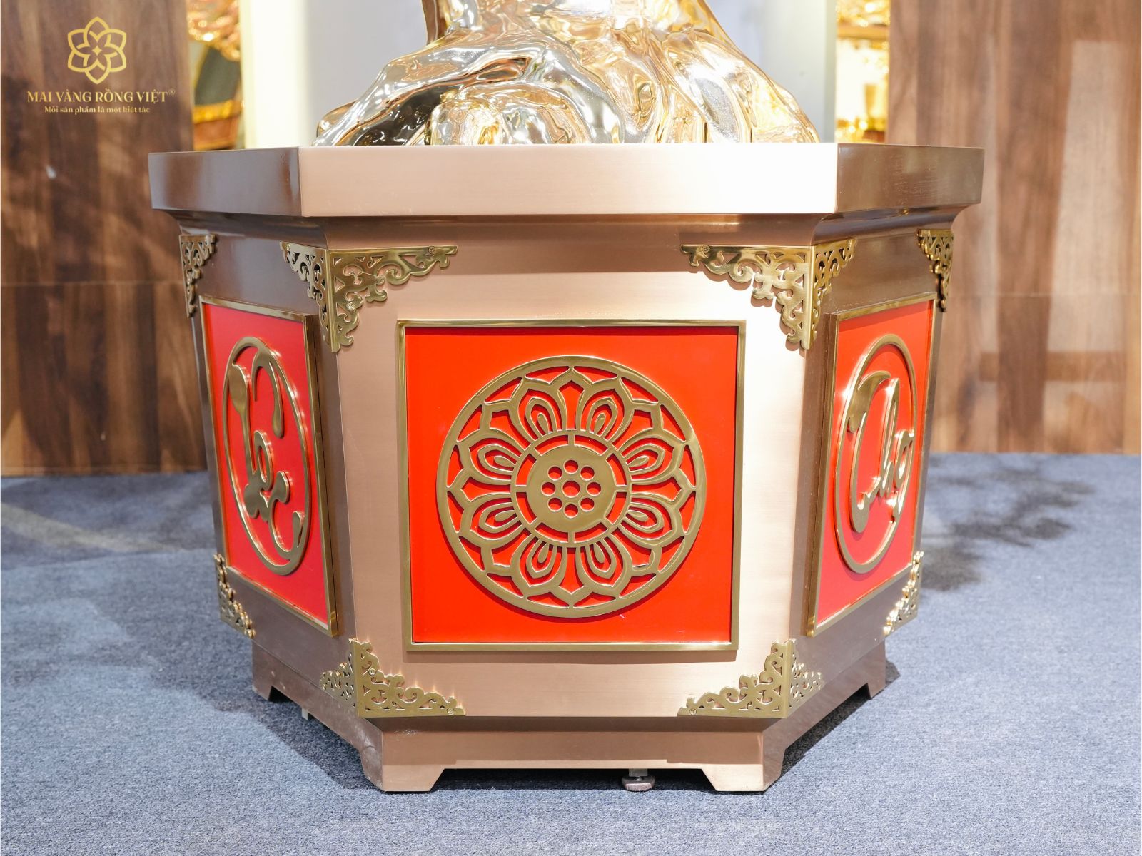 Biểu Tượng Hoa Sen Trên Chậu Cây Đào Trường Xuân Mạ Vàng 24K Mix Rose Gold Cao 2,6 Mét