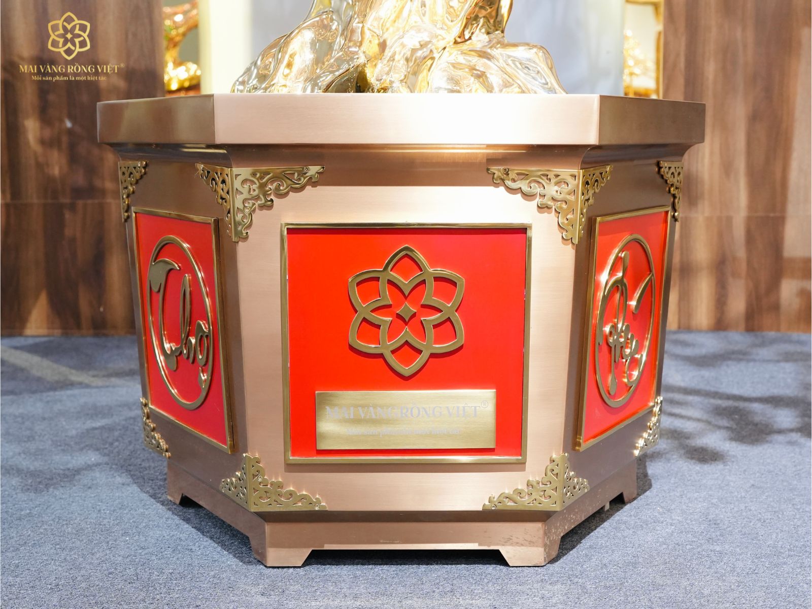 Logo Mai Vàng Rồng Việt Trên Chậu Cây Đào Trường Xuân Mạ Vàng 24K Mix Rose Gold Cao 2,6 Mét