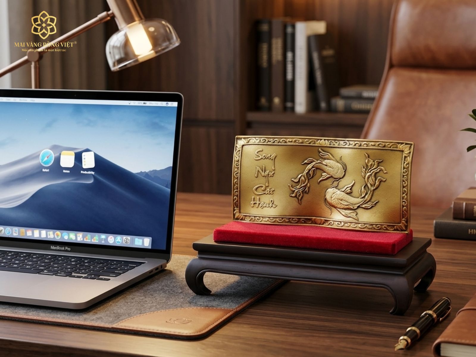 tờ song ngư trưng bày trên bàn làm việc