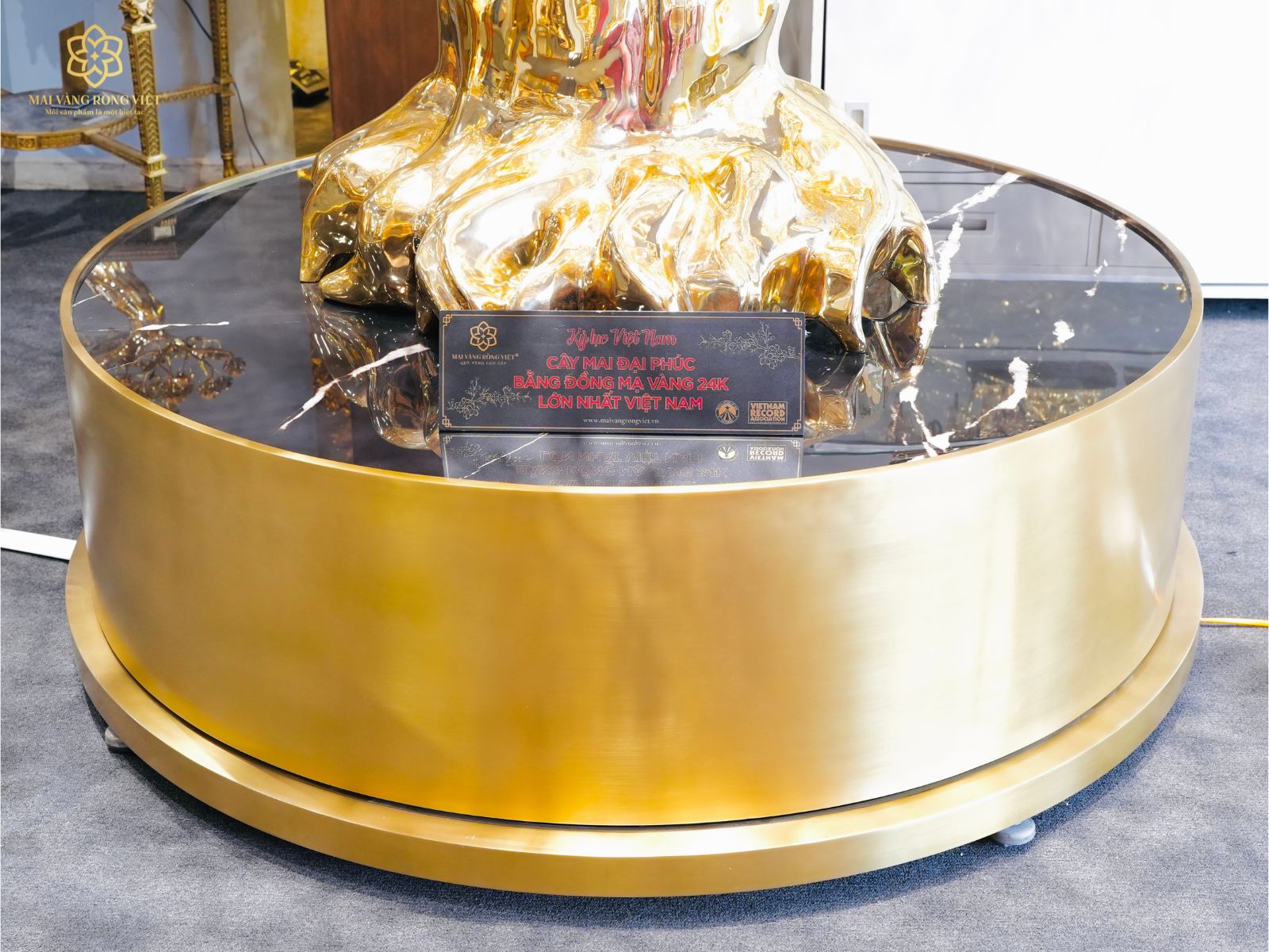 Đế đá thạch anh đen bóng, trấn trạch, ổn định năng lượng và tăng sự vững chãi cho tổng thể