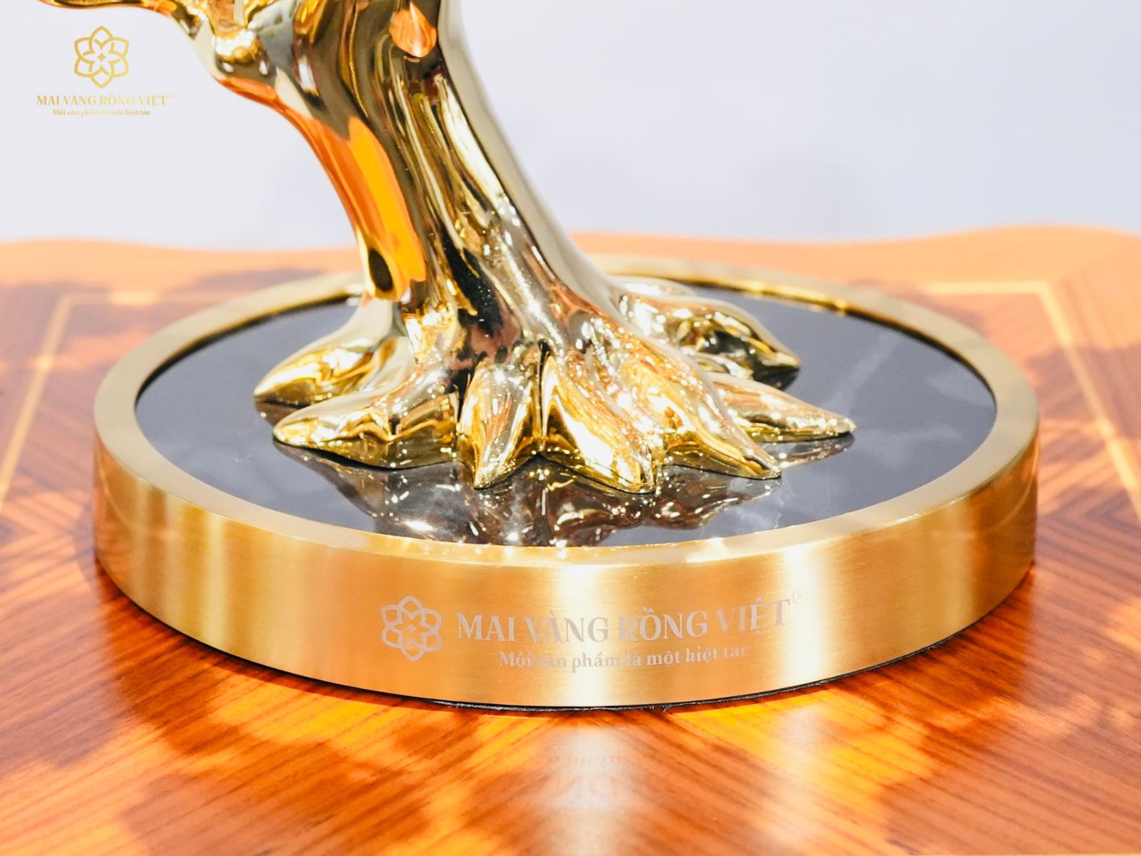 Đế thạch anh đen bóng cây Đào Nghinh Phong