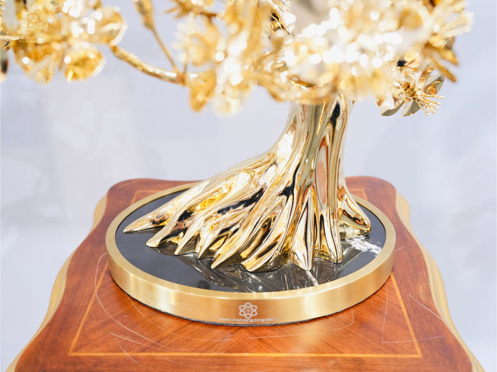 Đế thạch anh đen bóng cây mai Bạt Phong mạ vàng 24K