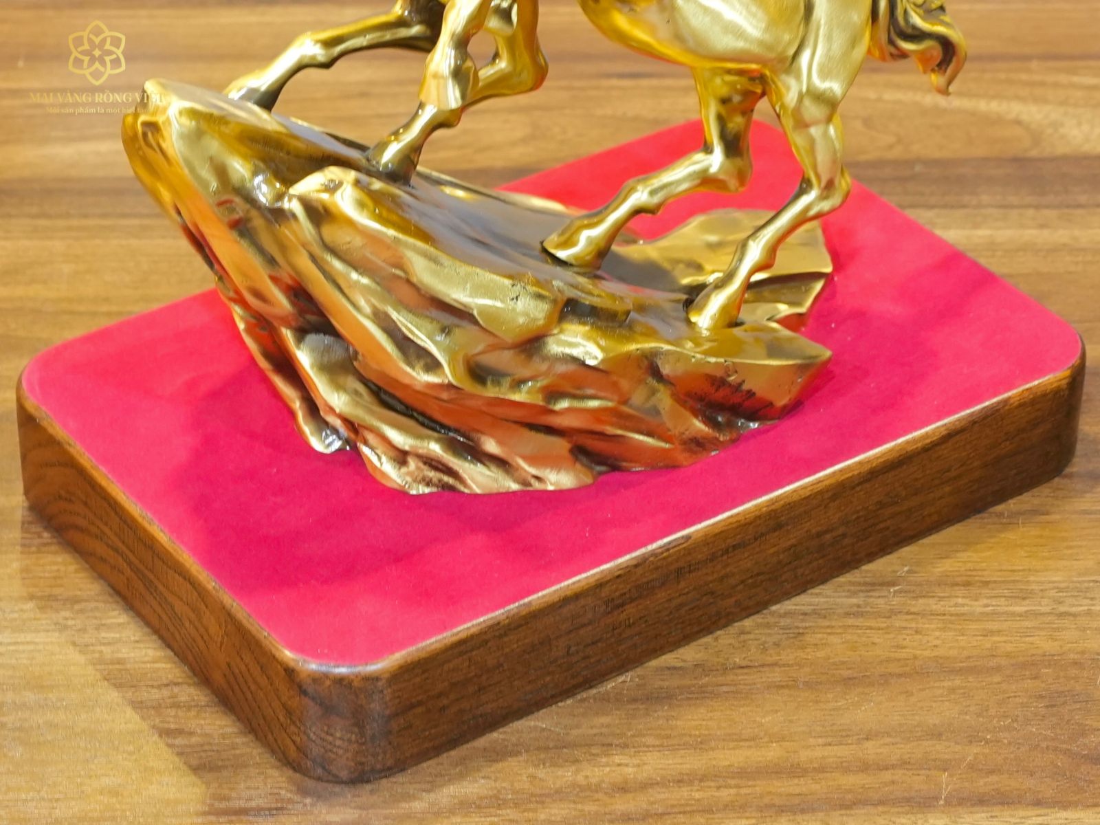 Đế gỗ lót nhung đỏ của tượng song mã thịnh vượng bằng đồng mạ cổ điển cao 30cm