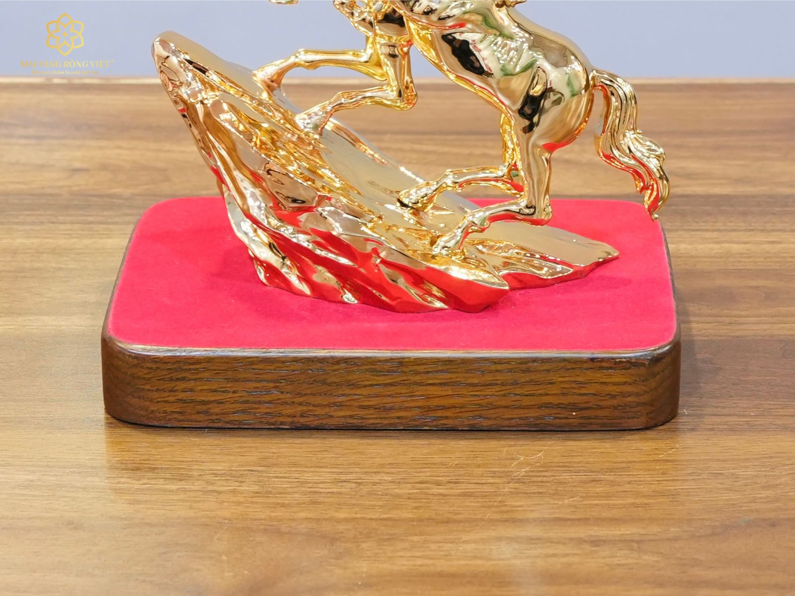 Bệ đá và đế gỗ của tượng song mã 