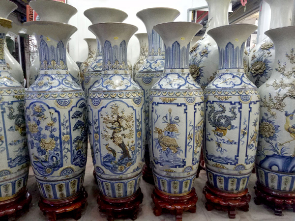 Bình gốm sứ với chủ đề Tùng - Trúc - Cúc - Mai
