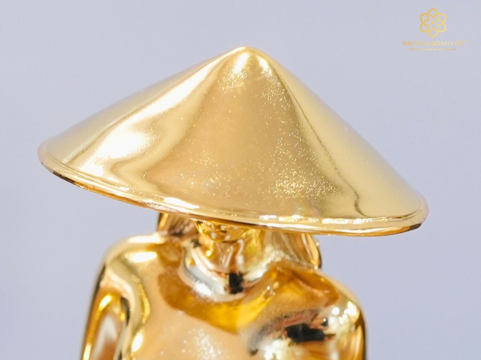 Nón của tượng Đóa Sen Thiếu Nữ Việt Nam