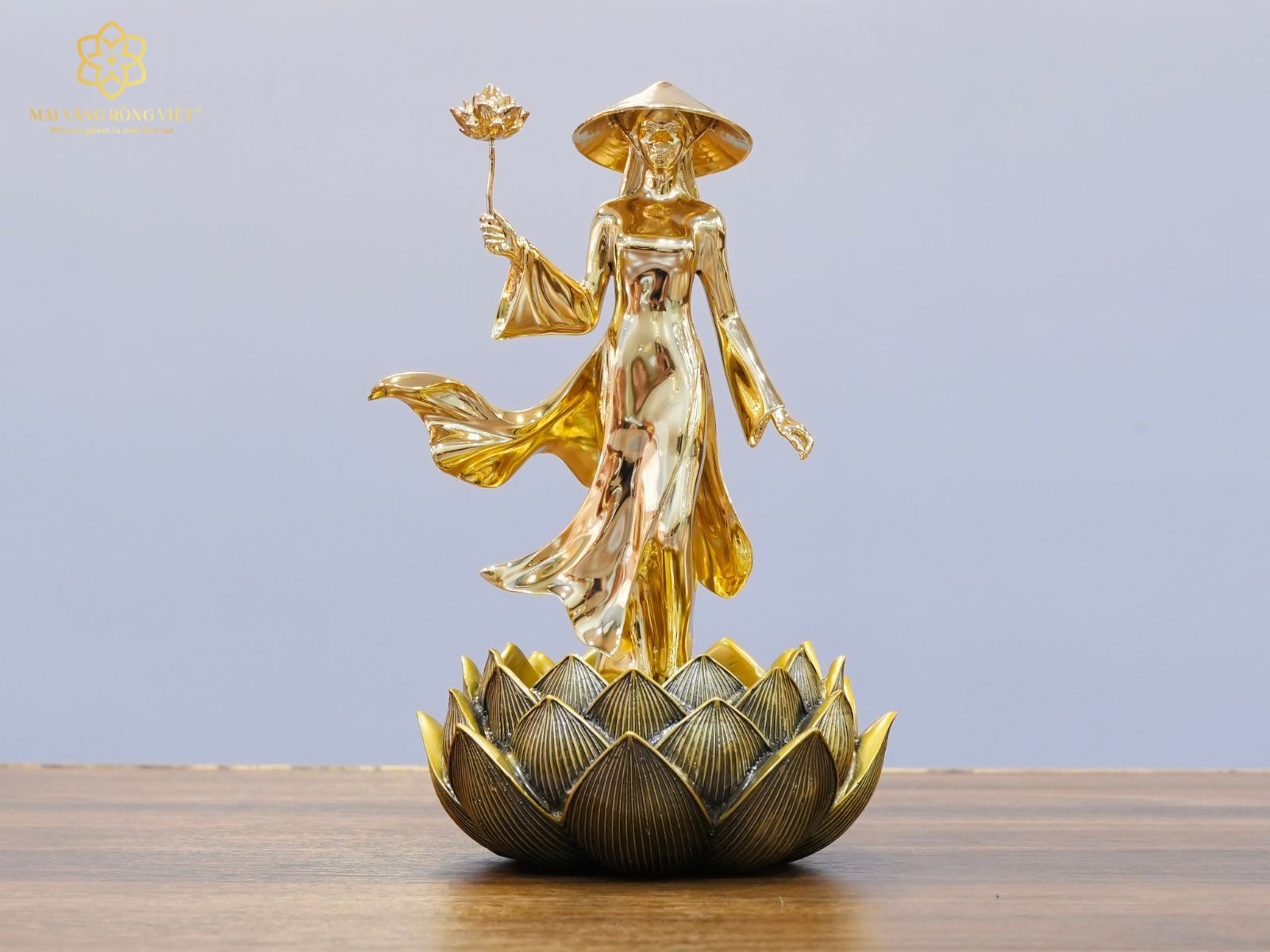 Mặt trước tượng Đóa Sen Thiếu Nữ Việt Nam