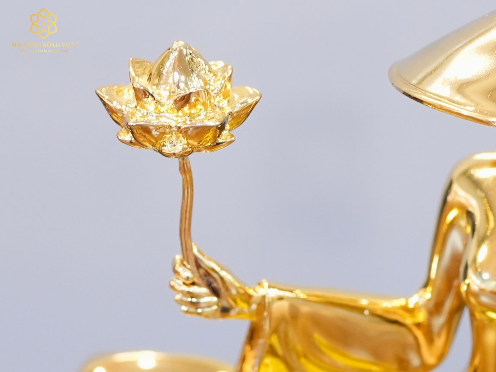 Đóa sen trên tay của tượng Đóa Sen Thiếu Nữ Việt Nam