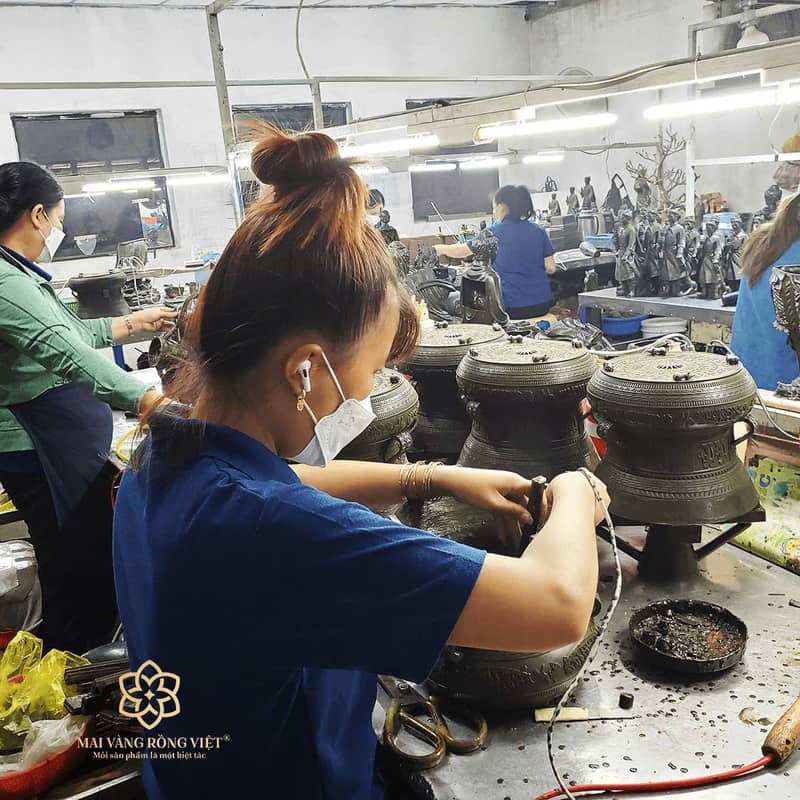 Nghệ nhân đang chế tác sản phẩm đồng với kỹ thuật điêu luyện và sự tỉ mỉ