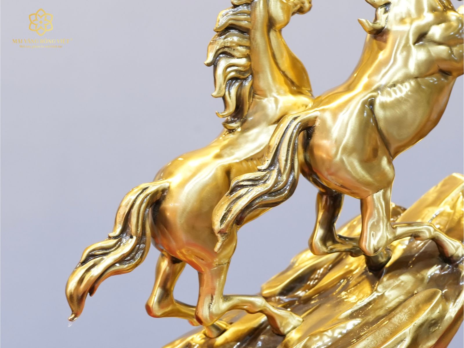 Đuôi ngựa song mã thịnh vượng bằng đồng mạ cổ điển cao 30cm