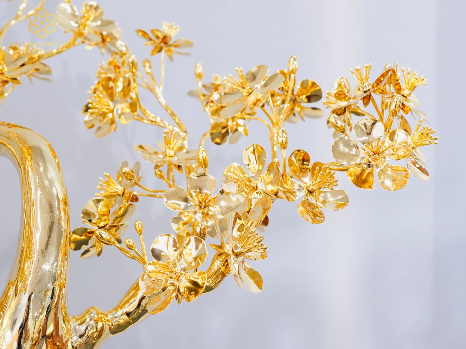 Các hoa mai của cây mai Long Thăng mạ vàng 24K cao 60cm