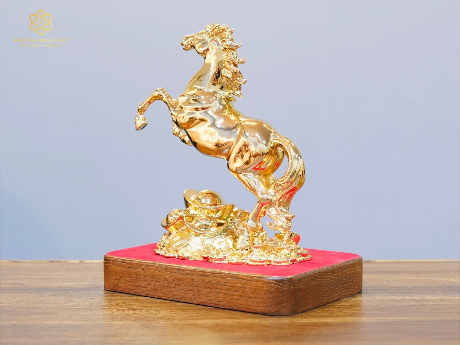 Tượng ngựa Kim Mã Đại Phát bằng đồng mạ gold cao 20cm phía sau
