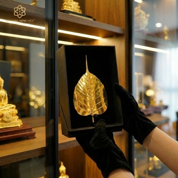Trên tay sản phẩm Lá Bồ Đề Hạnh Phúc Mạ Vàng 24K