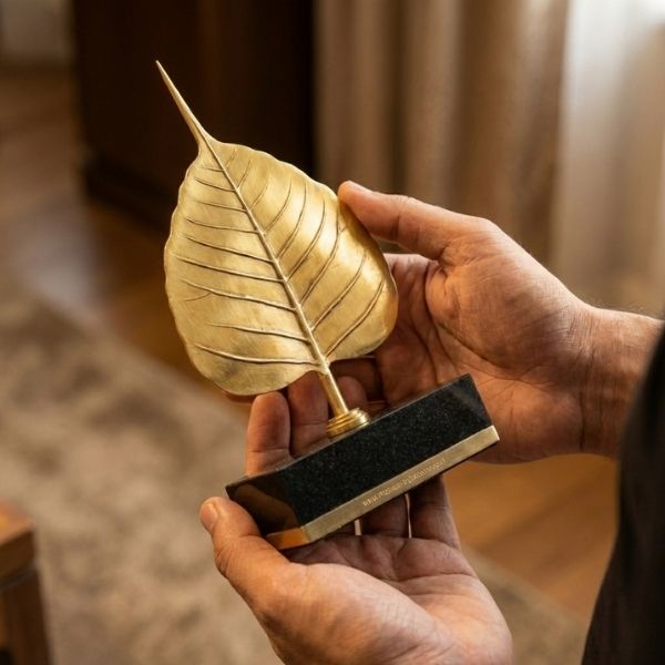 Trên tay sản phẩm Lá Bồ Đề Hạnh Phúc Mạ Vàng 24k