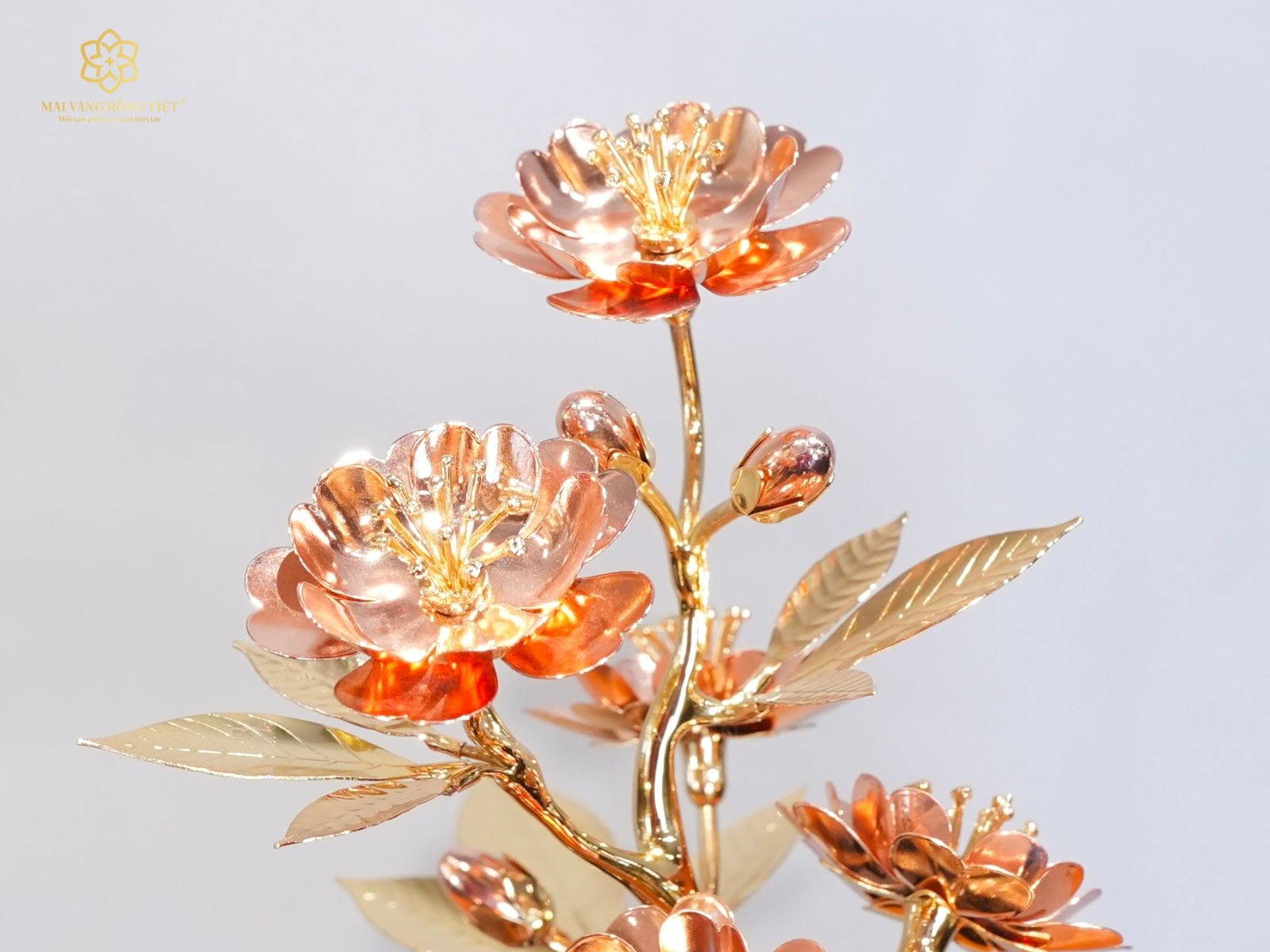 Lá hoa đào mạ vàng 24k được chạm khắc gân lá sắc nét, mỏng và tinh tế