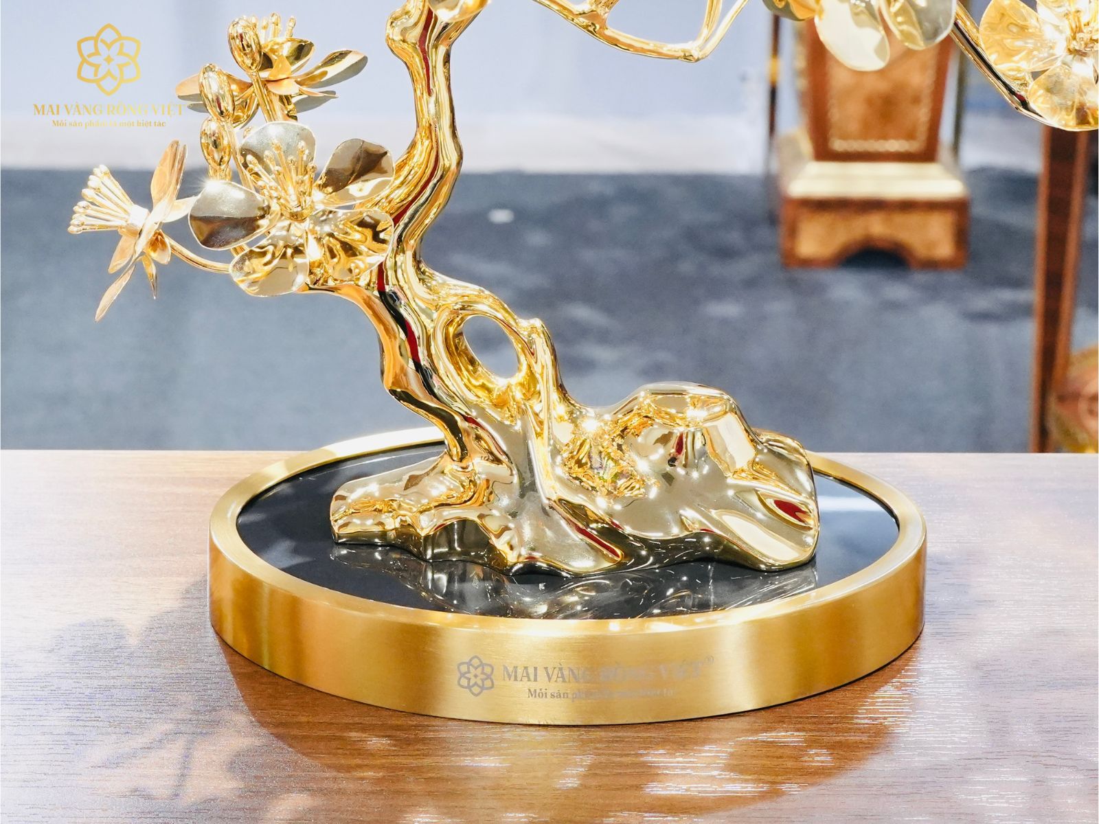 Đế thạch anh đen bóng của cây Mai Phú Quý mạ vàng 24K