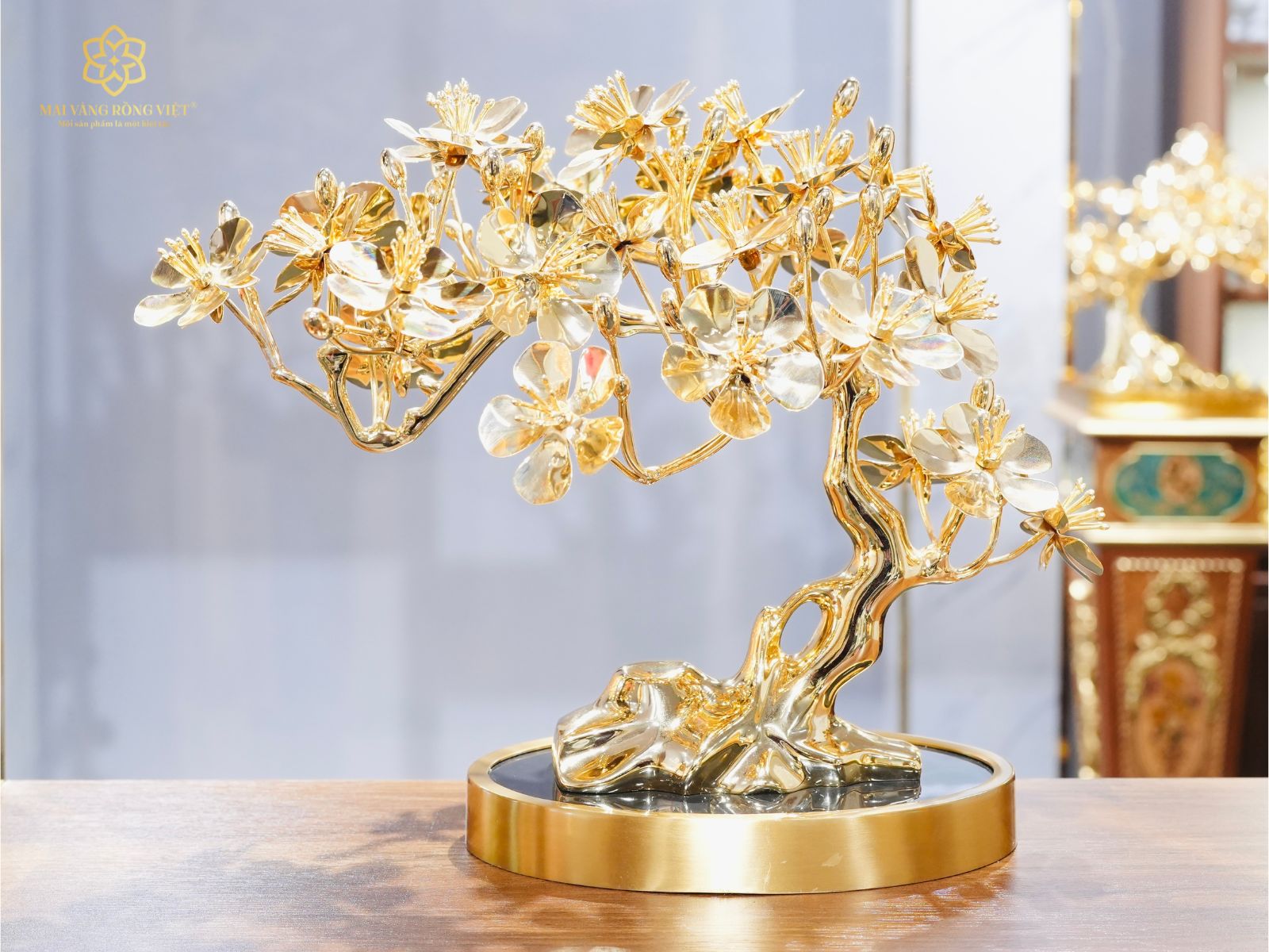 Mặt sau của cây Mai Phú Quý mạ vàng 24K