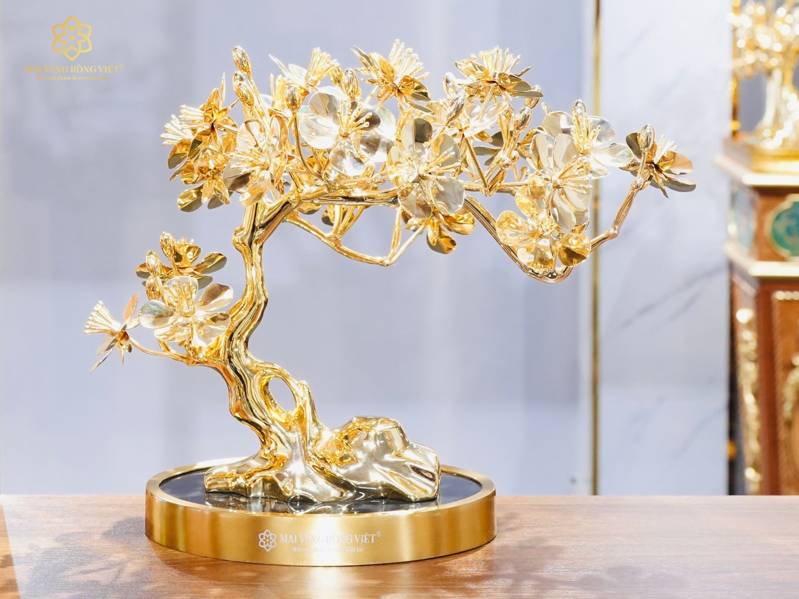 Mặt trước của cây Mai Phú Quý mạ vàng 24K