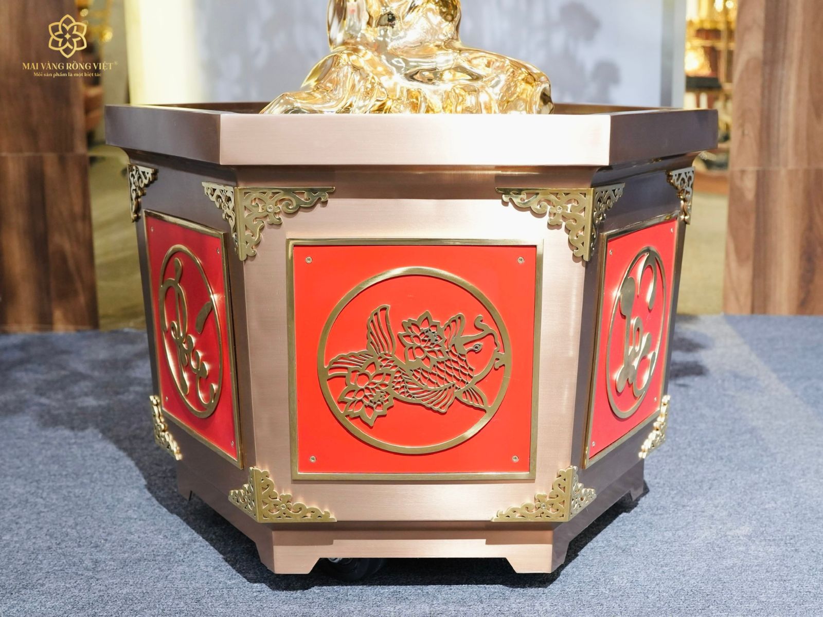 Mặt hoa văn Cá Chép trên chậu cây Đào Phước Lộc