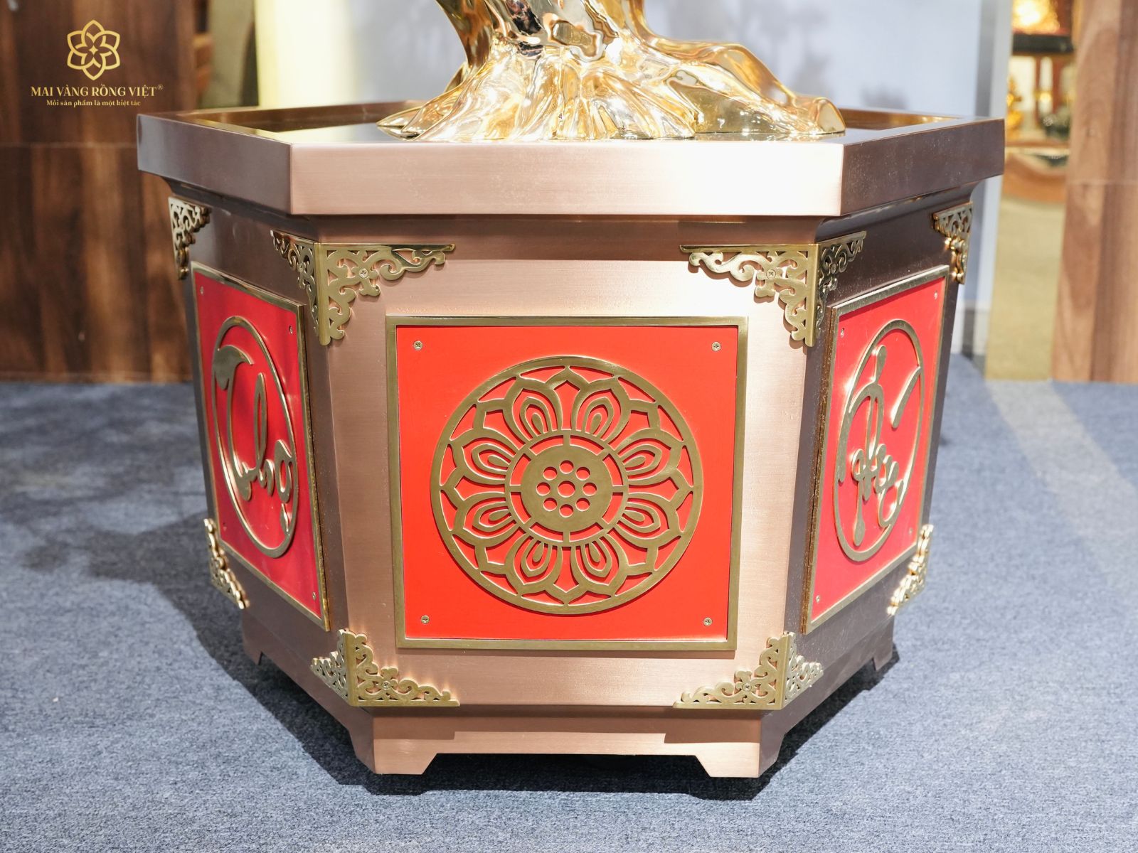 Mặt hoa văn Hoa Sen trên chậu cây Đào Phước Lộc