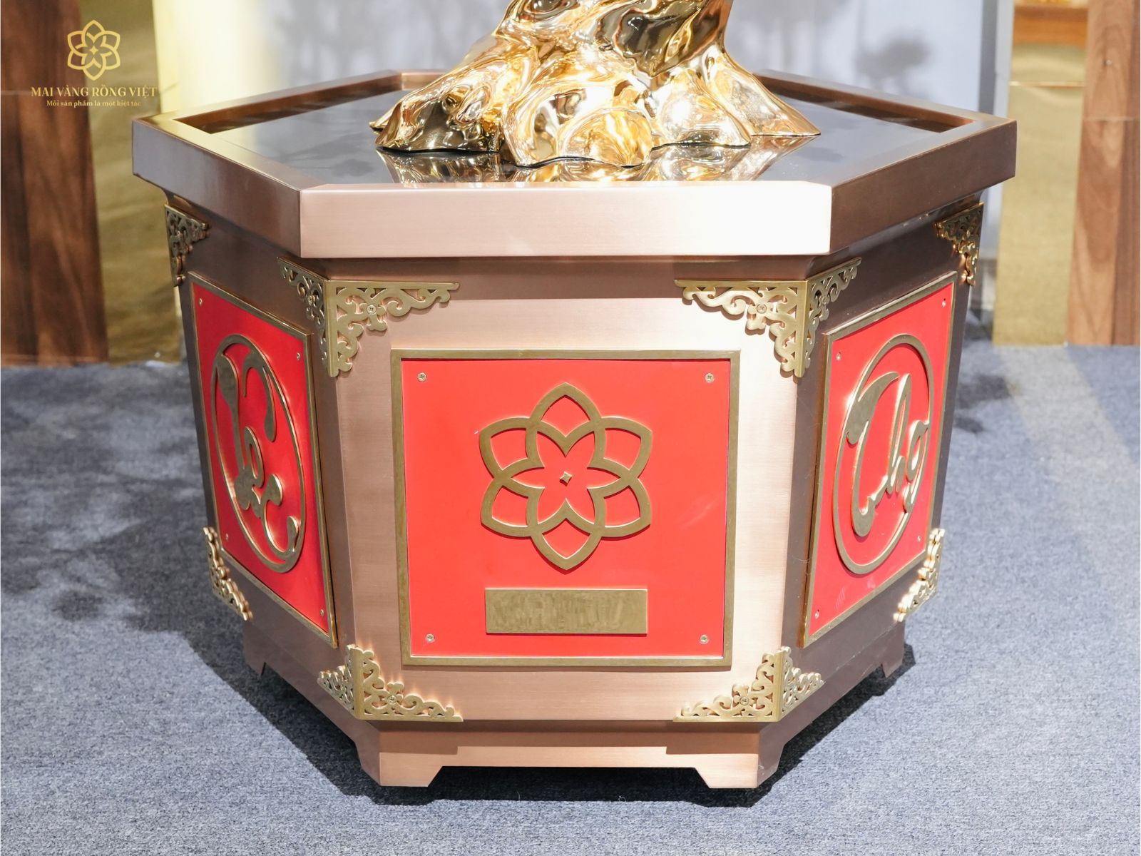 Mặt hoa văn Mai Vàng Rồng Việt trên chậu cây Đào Phước Lộc