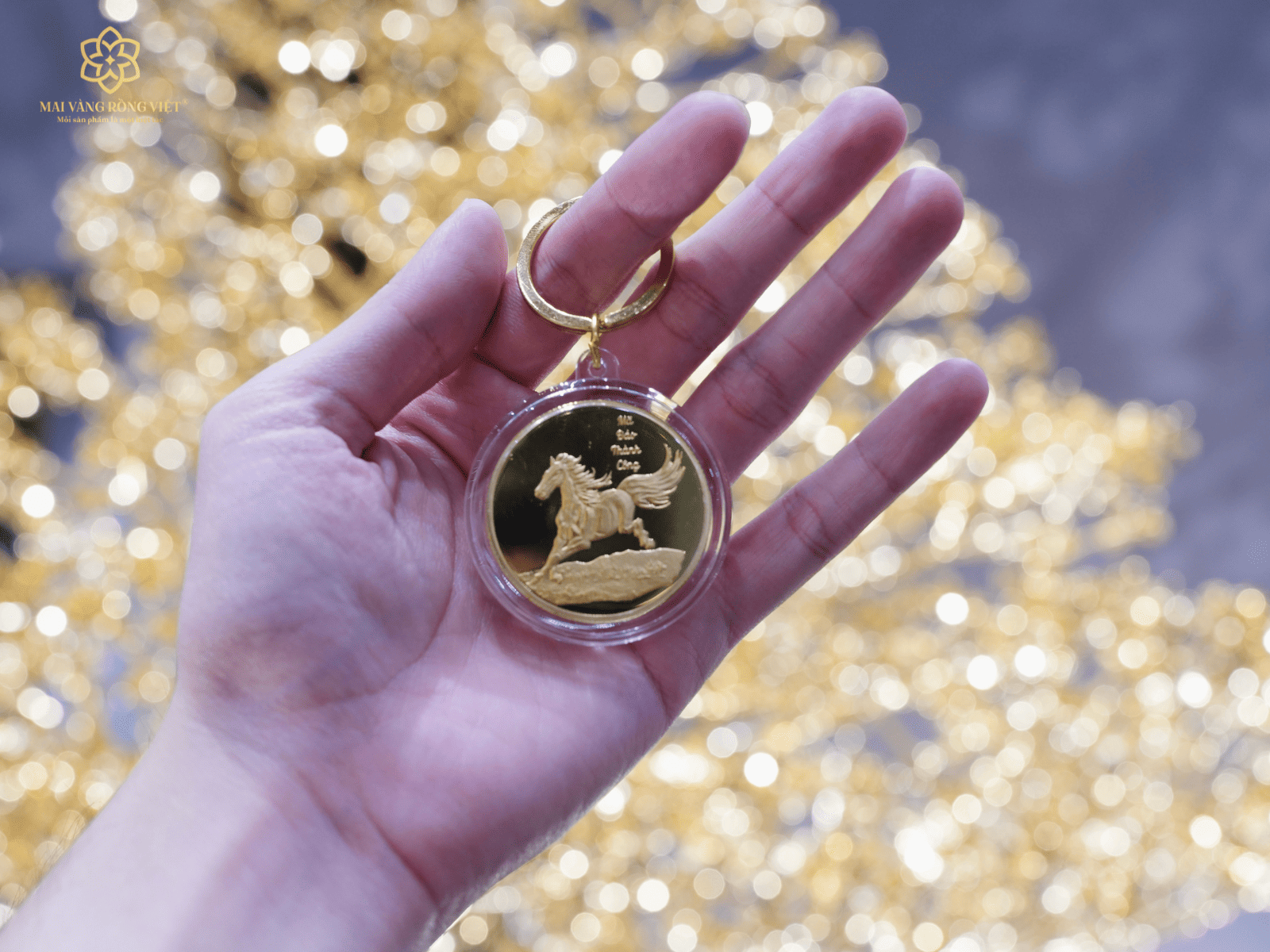 Móc Khóa Mã Đáo Thành Công trên tay