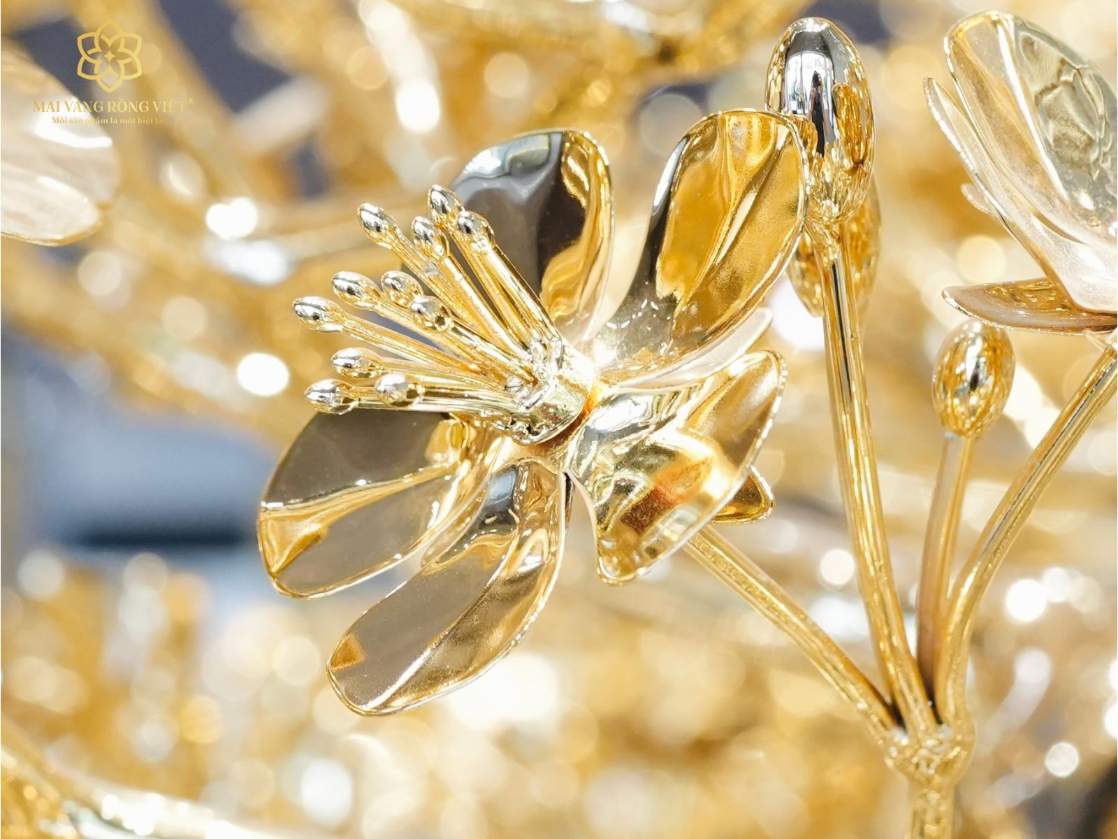 Nhụy của bông hoa mai mạ vàng 24k lấp lánh