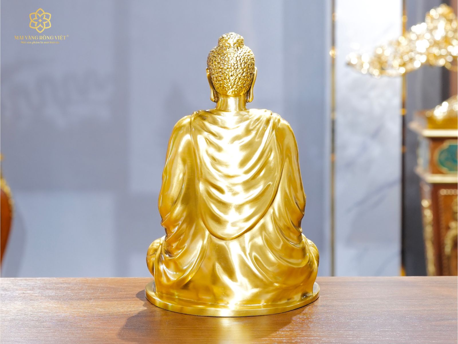 Phía sau tượng Phật Thích Ca Mâu Ni bằng đồng mạ cổ điển