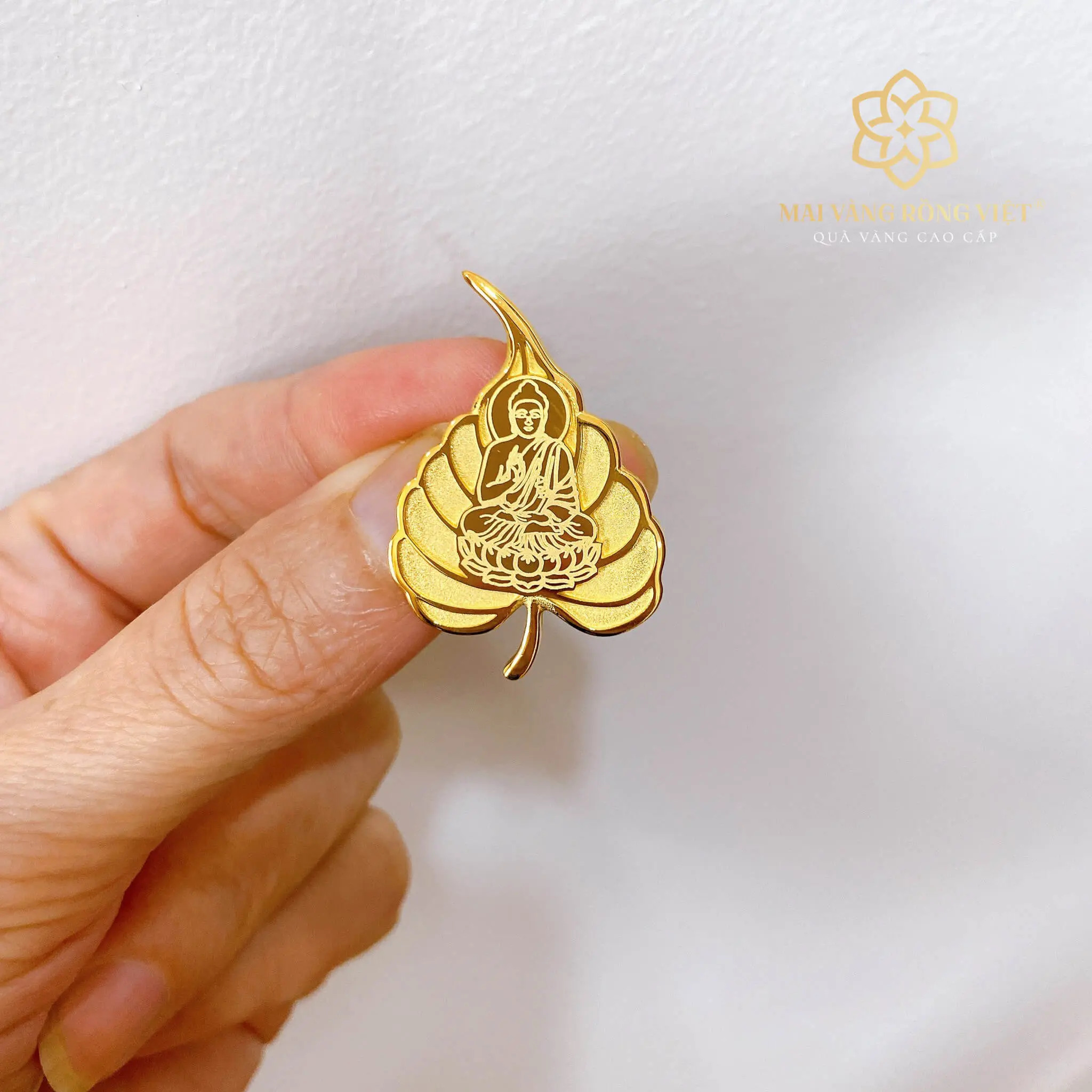 pin cài áo Lá Bồ Đề vàng của Mai Vàng Rồng Việt