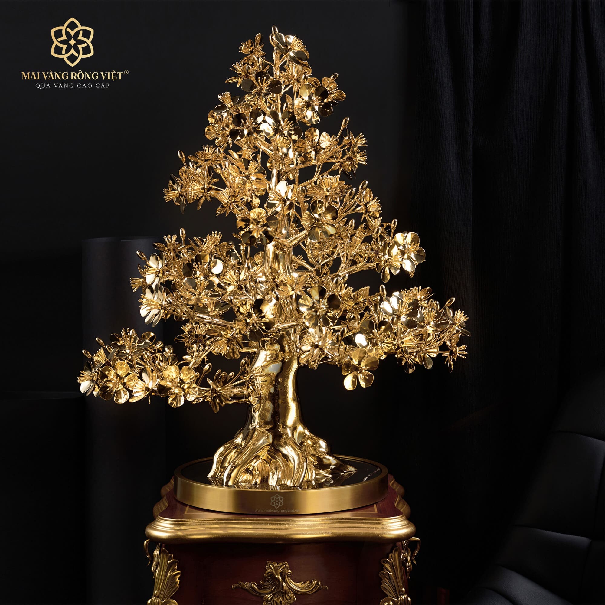 Vẻ đẹp của Cây Mai Đại Phúc mạ vàng 24K được thể hiện qua dáng cây uy nghiêm chính trực