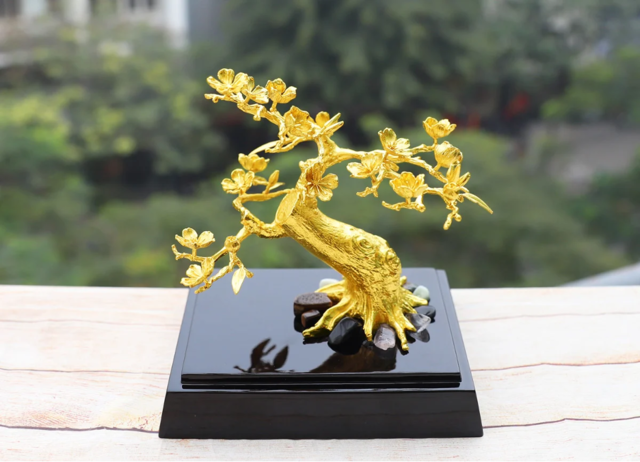 Cây bonsai dát vàng Mai Vàng Rồng Việt được chế tác tinh xảo, khéo léo đến từng chi tiết