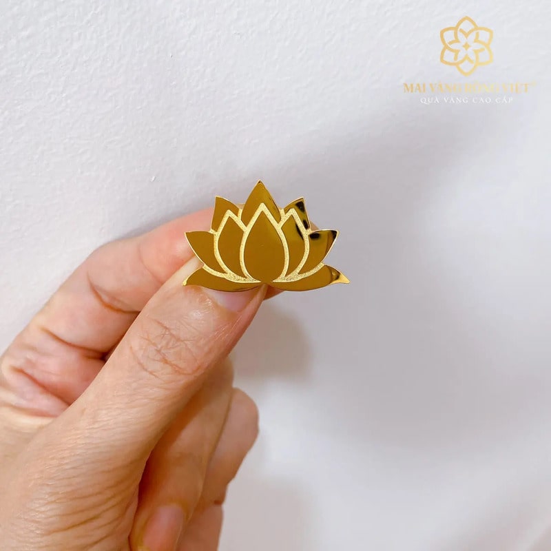 Pin cài áo Hoa Sen mạ vàng 24K - Biểu tượng của sự thanh tao và may mắn